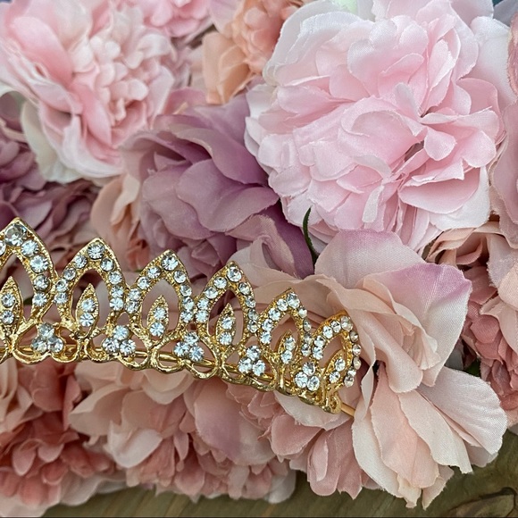 Gorgeous Silver Crystal Teardrop Bridal Tiara - Picture 14 of 16